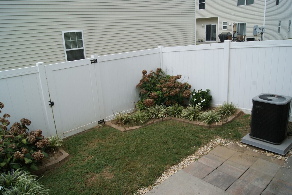 Foto del edificio - 12614 Persimmon Tree Dr