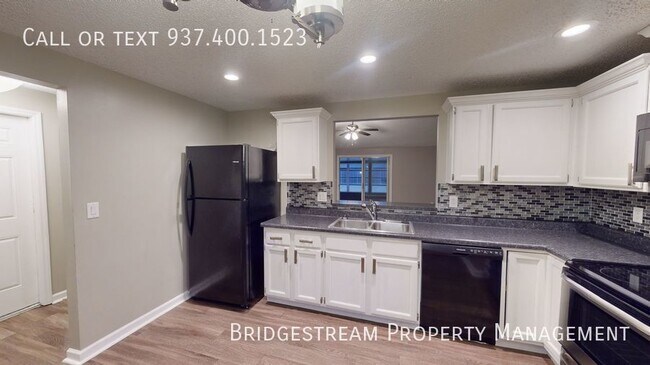 Building Photo - Nice 3 bedroom, 2 full bath home with 2 ca...