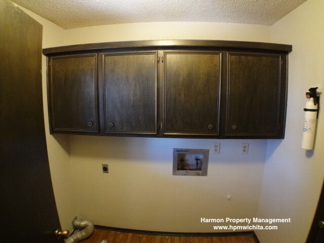 Building Photo - Large 3 Bed 2 Bath Duplex Located Near 13t...