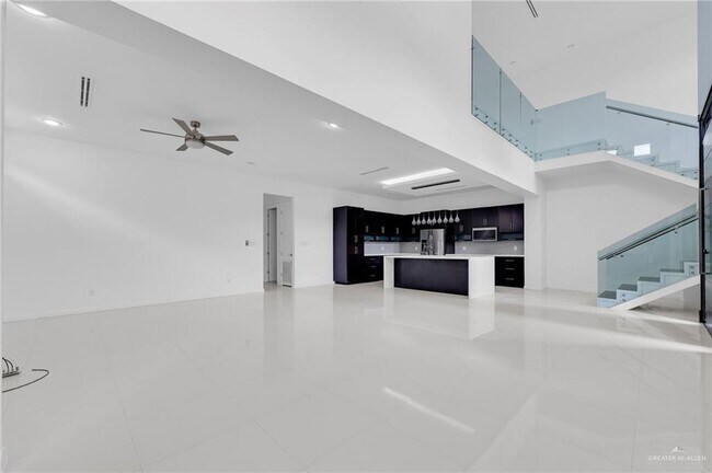 Foto del edificio - 18 Redbud Ave W