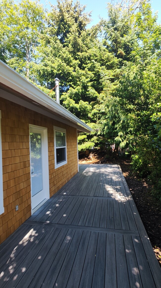 Building Photo - 679 N Larch