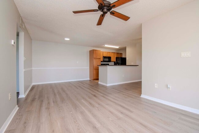 Building Photo - Lake Front 1BR + Den -Move In Special Available