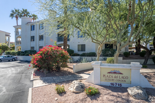 Monument Signage - Plaza Del Lago