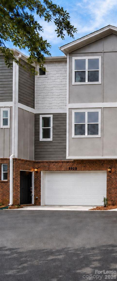 Foto del edificio - 8929 Sharonbrook Dr