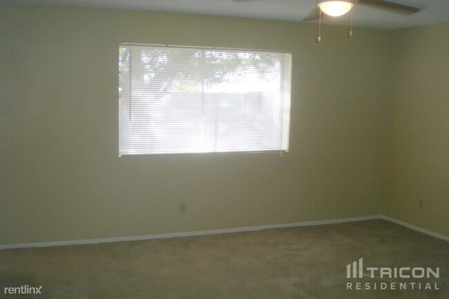 Foto del edificio - 8427 W Orchid Ln