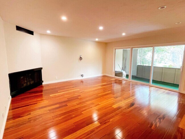 Foto del edificio - 552 Toyon Ave