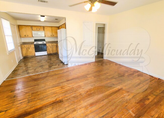 Building Photo - 1208 Holden Dr