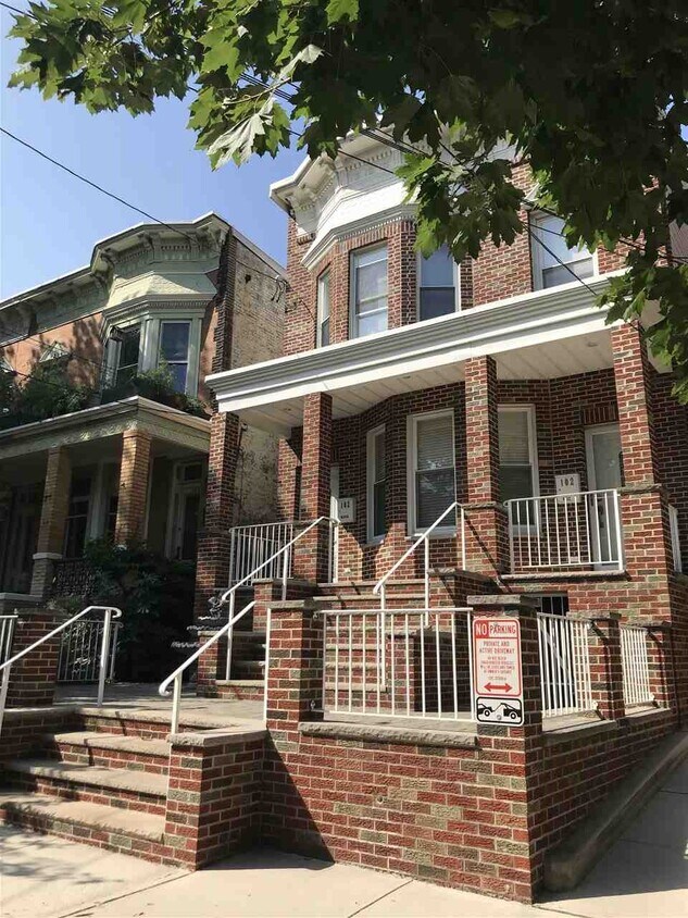 Primary Photo - 102 Manhattan Ave