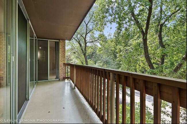 Building Photo - 5600 Hillcrest Ln