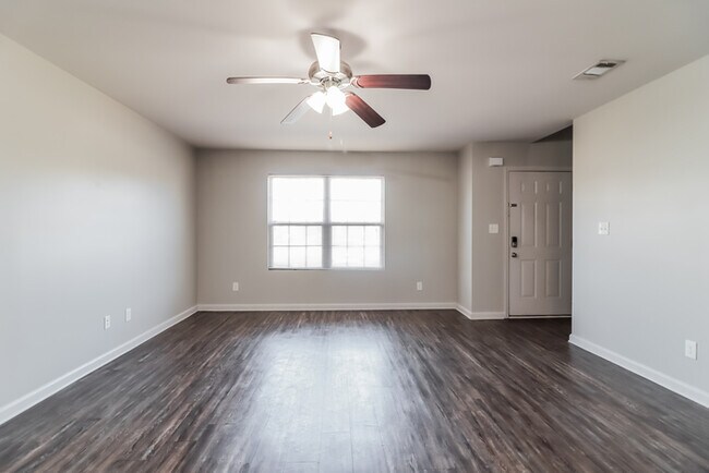 Building Photo - 2215 Marlin Dr