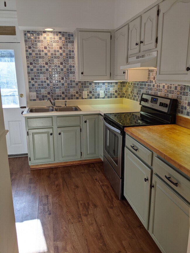 Kitchen 2nd Pic - 32 E James St