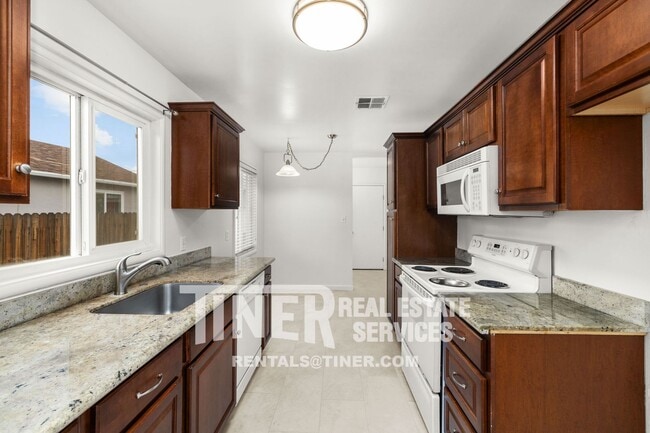 Foto del edificio - Charming Fruitridge Manor Home