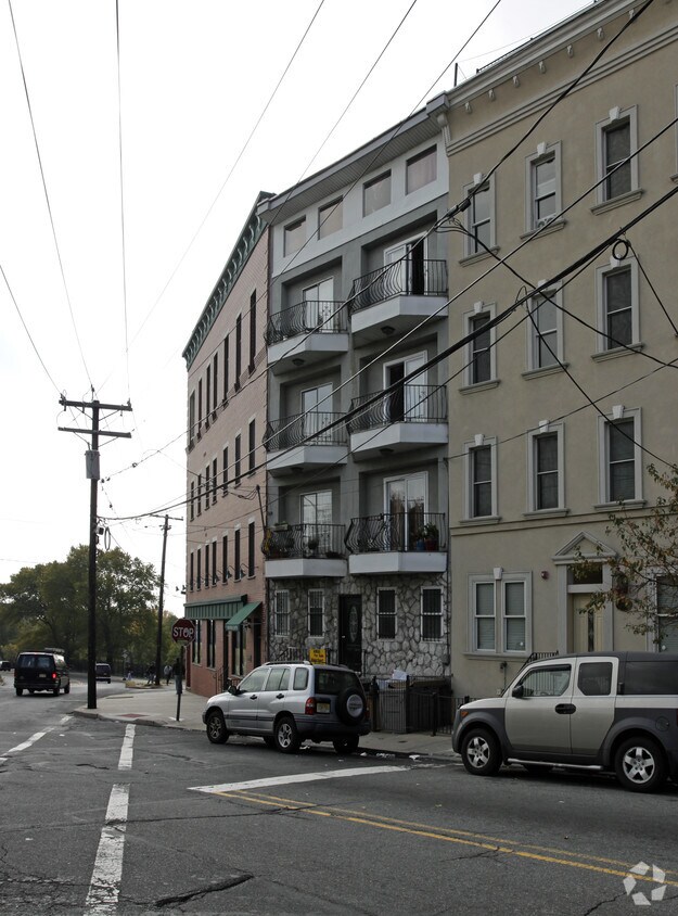 Building Photo - 445 Pavonia Ave