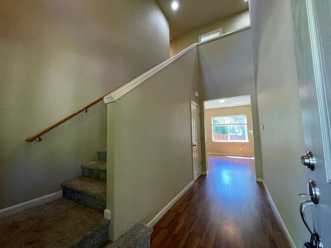 Building Photo - Beautiful 5 Bedroom Single Family Home wit...