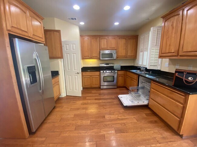 Foto del edificio - GORGEOUS & MODERN 3 bedroom, 2 bath house ...