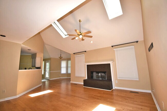 Building Photo - Amazing 4BR/2BA with 4 stall barn on 5 acr...
