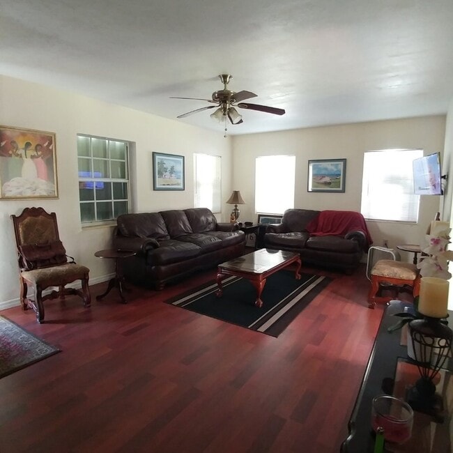 Foto del edificio - 2955 SW 38th Ave