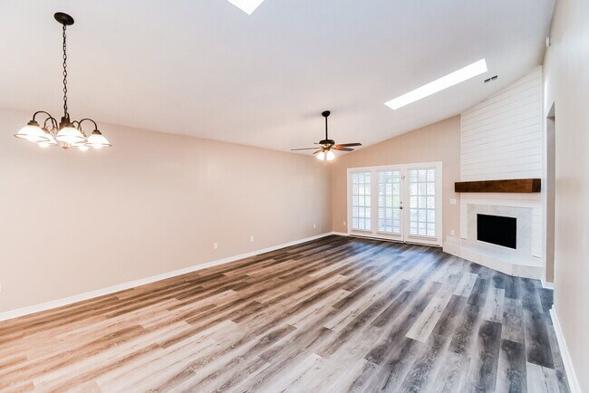 Foto del edificio - 4357 Lake Woodbourne Dr S