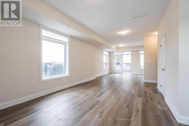 Building Photo - 1585-1585 Rose Way