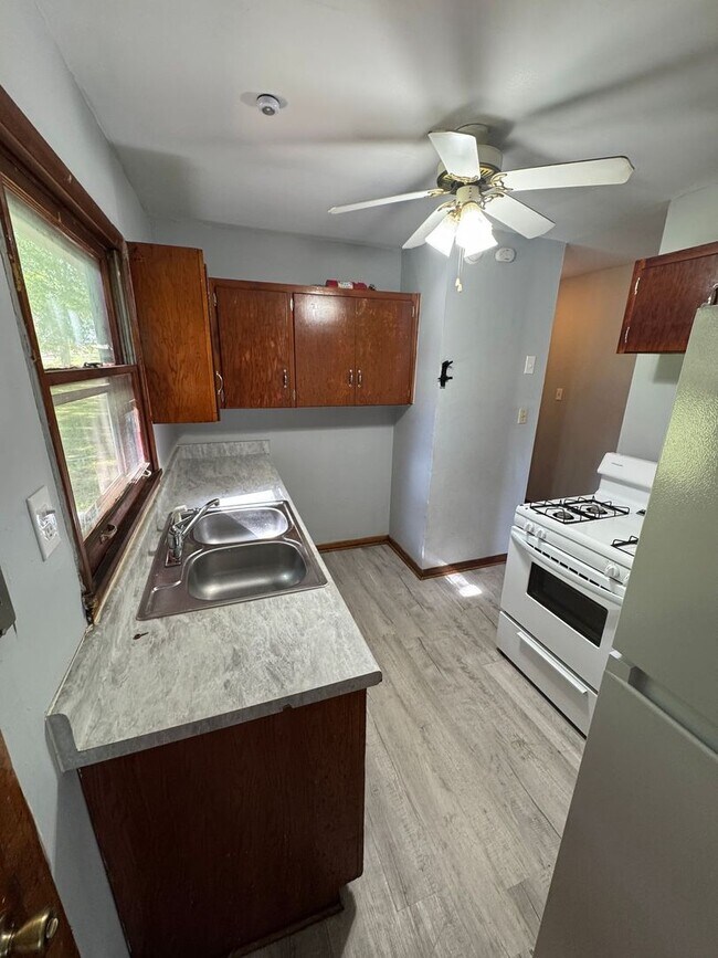 Building Photo - 3 Bedrooms and 1 Bathroom - MOVE-IN SPECIAL: $200 off first month