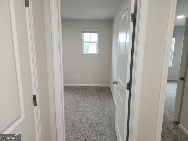 Building Photo - 235 Vly Oak Dr