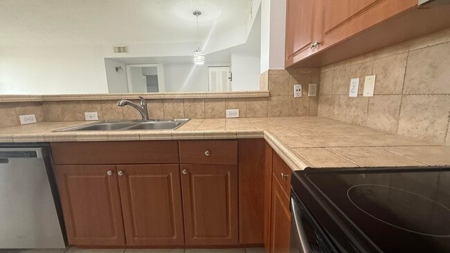 Foto del edificio - 1755 Village Blvd