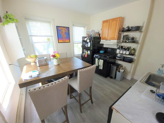 Building Photo - 76 Oak St