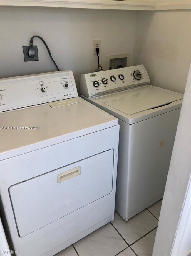 Foto del edificio - 2 br, 2 bath House - 2831 SW 64th Ave # 1