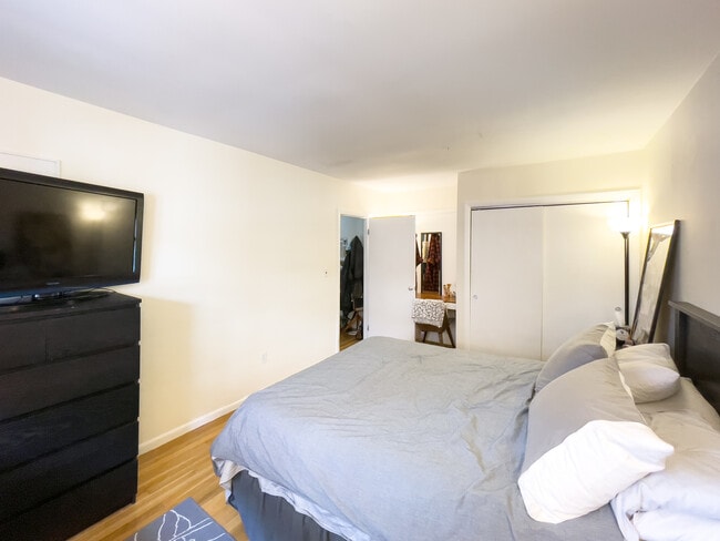 Building Photo - 594 Centre St