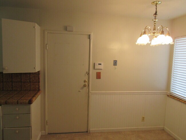Foto del edificio - Comfortable Foothill Farms Home near schools, parks, theater and Hwy 80.
