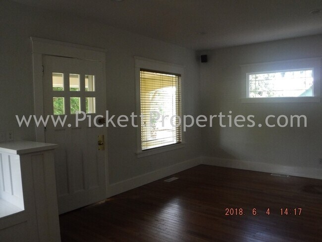 Building Photo - Charming 3+ Bedroom home in Keyport *Short...