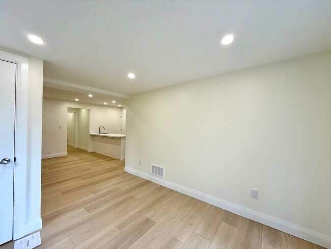 Building Photo - 25 Meadowbrook Crescent