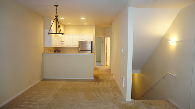 Building Photo - Beautiful 3 Bed 2.5 Bath Condo Near Newcastle