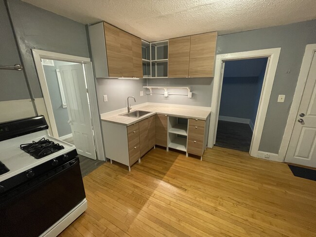 Kitchen - 914 Armstrong Ave