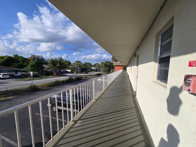 Building Photo - 609 S State Rd 7