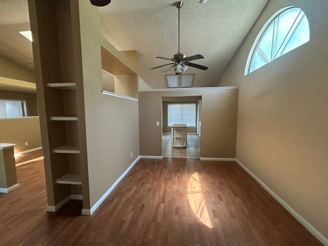 Building Photo - 3 bedroom 2 bathroom in Desirable SW Visalia!