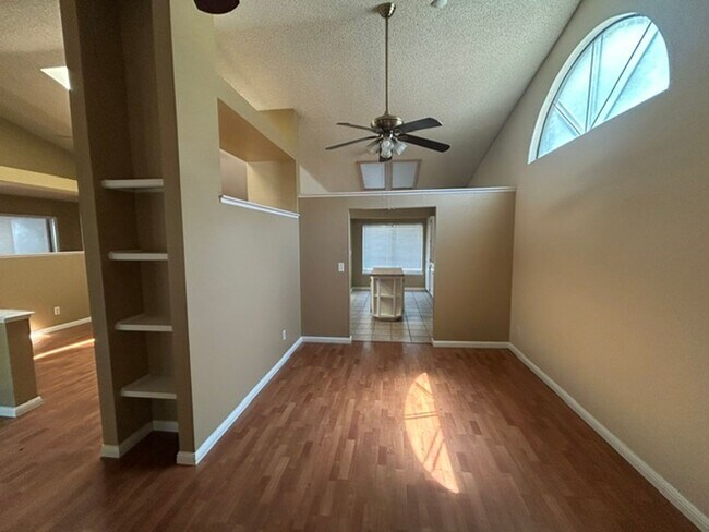 Foto del edificio - 3 bedroom 2 bathroom in Desirable SW Visalia!