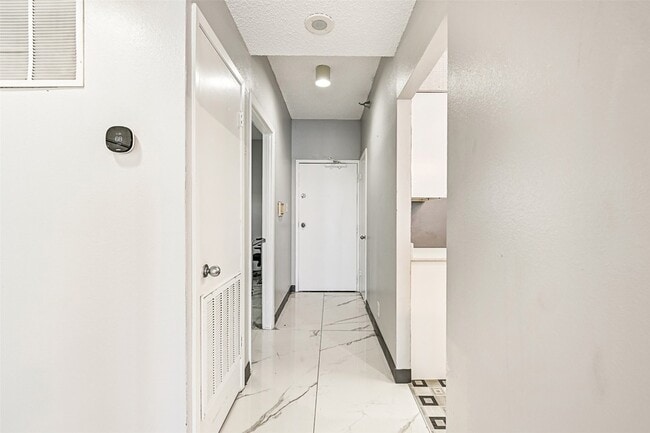 Building Photo - 7700 Seawall Blvd