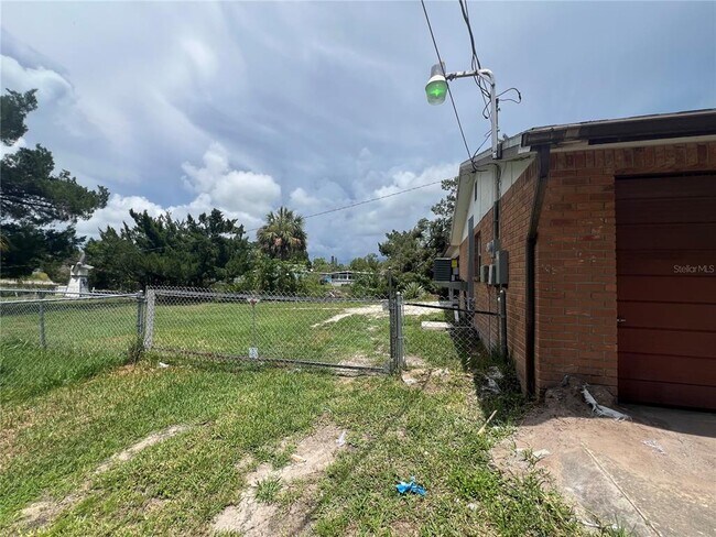 Foto del edificio - 14830 Atlantic Ave