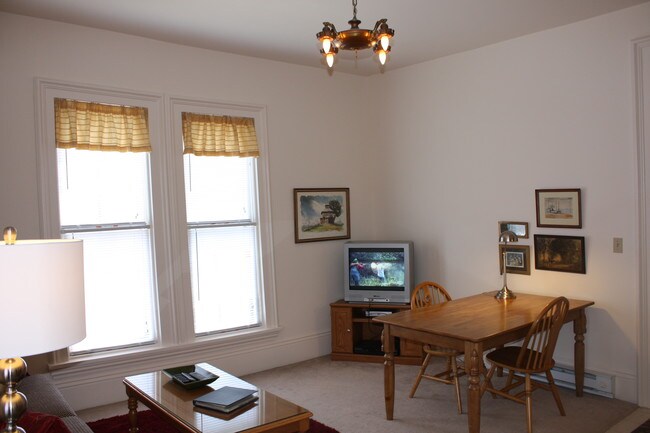 Área de estar - 301 W 2nd St