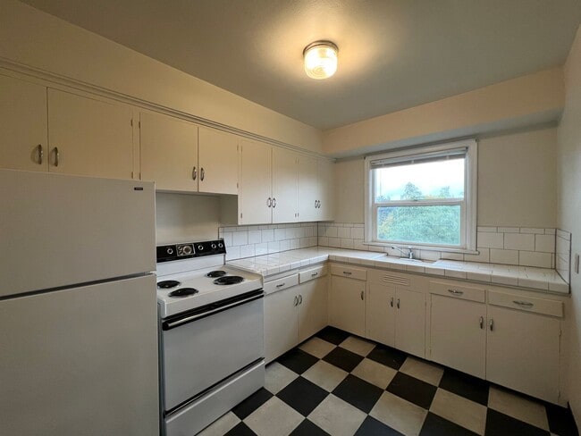 Building Photo - Pristine Top Floor 1 Bed, 1 Bath Gem!