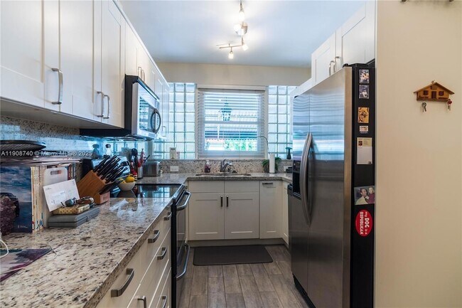 Foto del edificio - 1921 SW 18th Ave