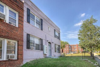 Building Photo - 928 19th St NE