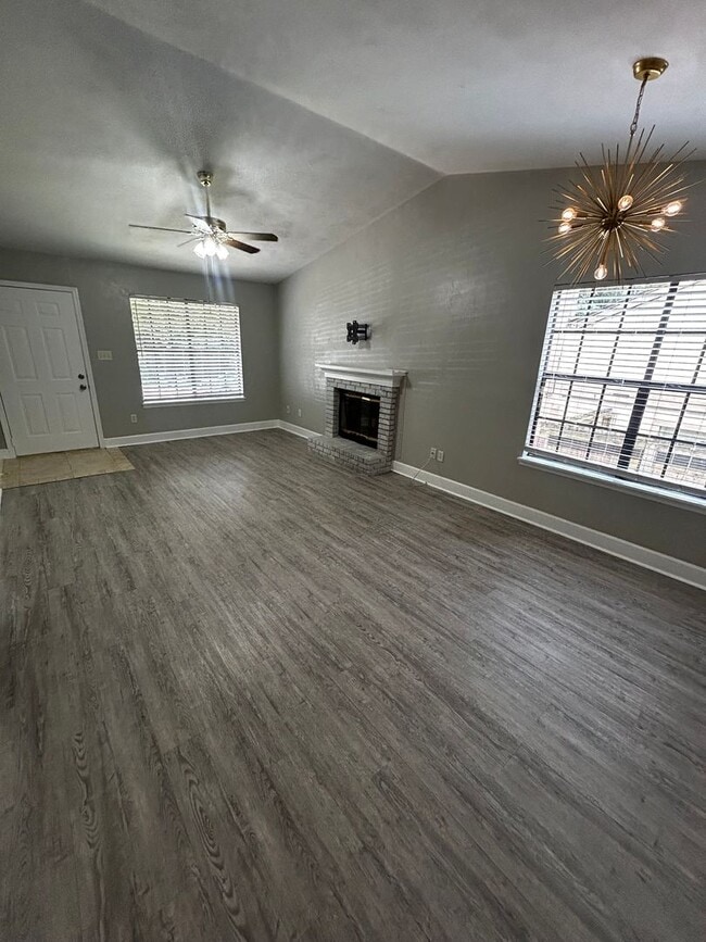 Building Photo - Gorgeous Freshly Remodeled 2 Bedroom 2 Bat...
