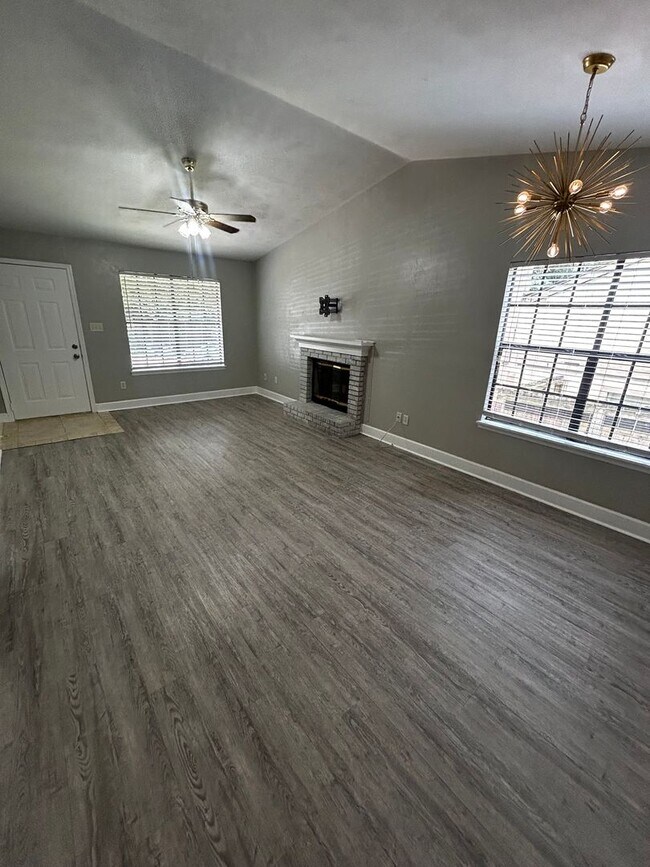Foto del edificio - Gorgeous Freshly Remodeled 2 Bedroom 2 Bat...