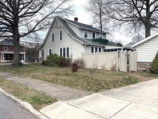 Foto del edificio - Charming 3-Bedroom Home on Spacious Corner...