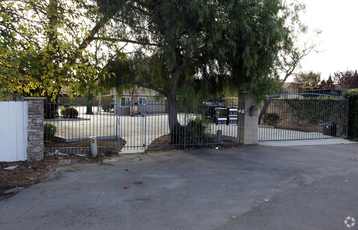 Building Photo - 1602-1610 S Orange Pl