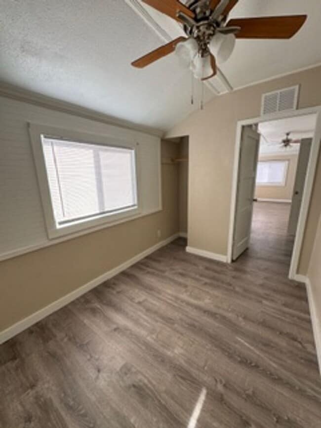 Building Photo - 2 Bedroom Pet Friendly Home now available