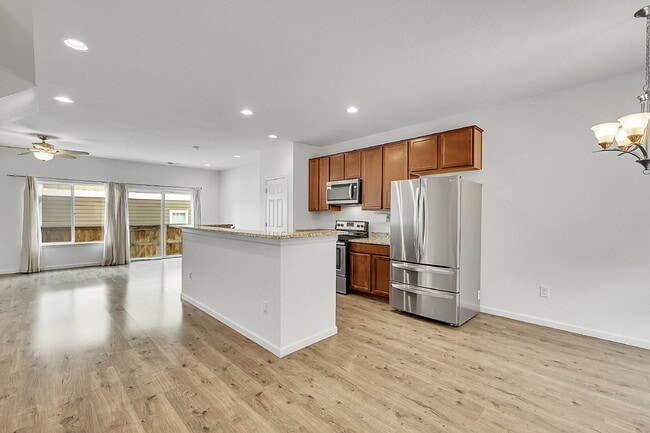 Building Photo - $2,350 - 3 Bed, 2.5 Bath Townhome in Comme...