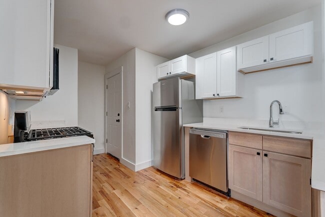 Building Photo - 522 Elm St